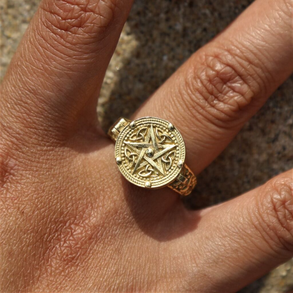 bague-1024x1024 Protégez-vous avec une bague et un talisman de protection